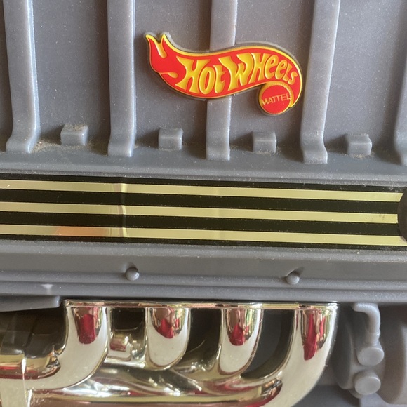 1999 Mattel Hot Wheels V-8 Engine Sto & Go 24 car carrying case with handle - Picture 10 of 10